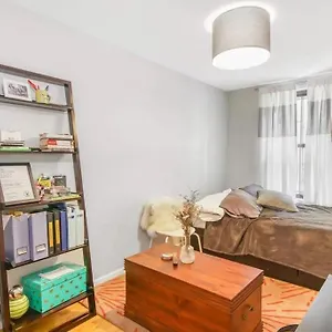 Homestay Private In 4 Bedroom Ground Near Subway, New York